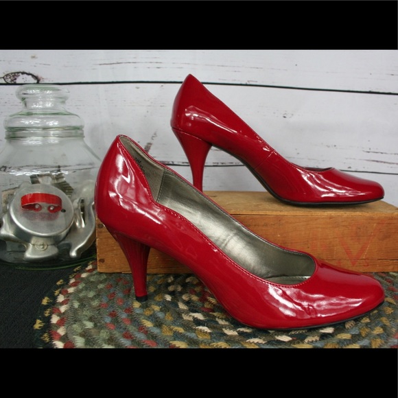 Red patent Bandolino heels in EUC! - Picture 3 of 7